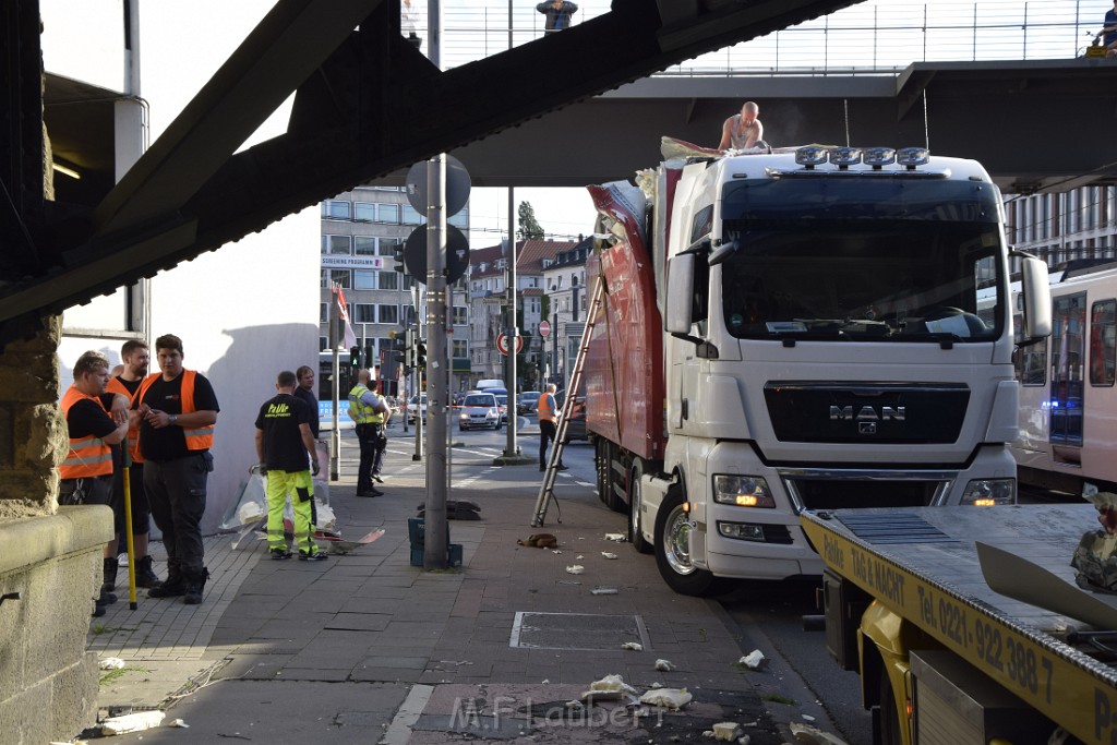 LKW blieb unter Bruecke haengen Koeln Deutz Opladenerstr Deutz Muelheimerstr P147.JPG - Miklos Laubert